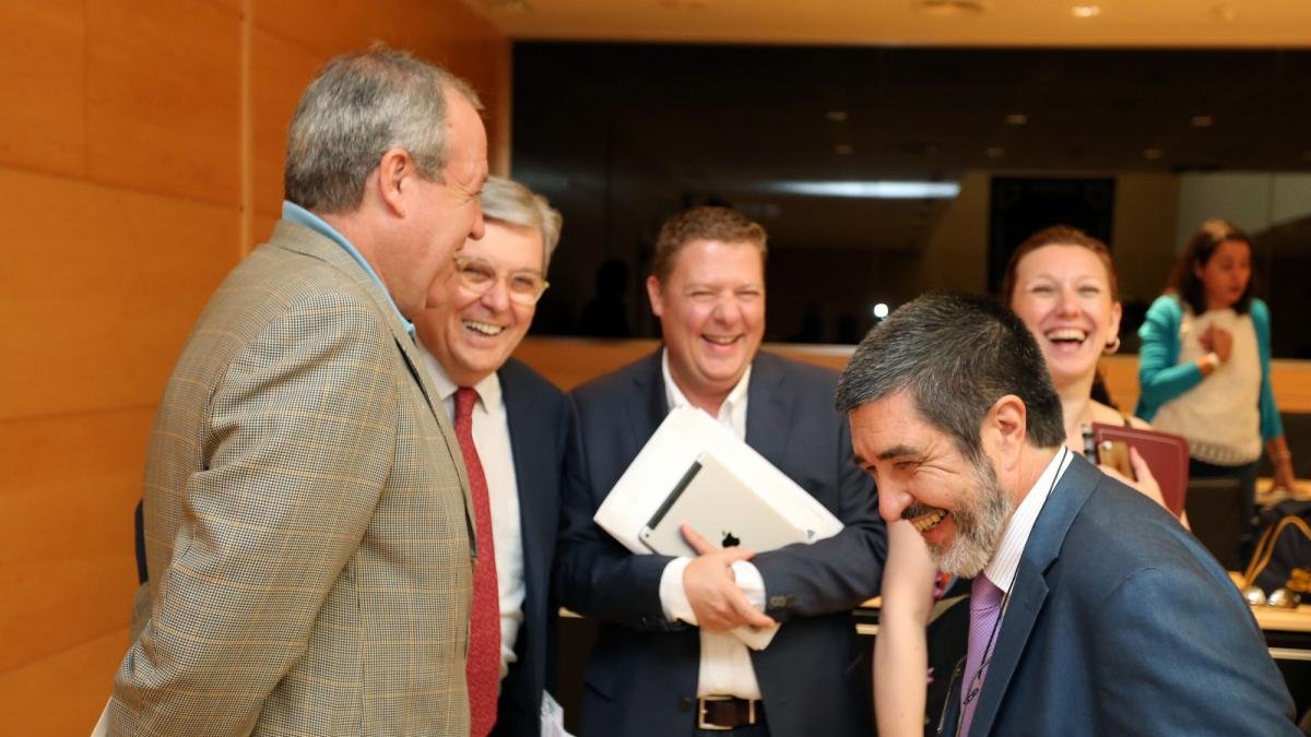 El expresidente de Cecale Jesús Terciado (I) comparece en la Comisión de investigación de las cajas en las Cortes.-RUBÉN CACHO / ICAL