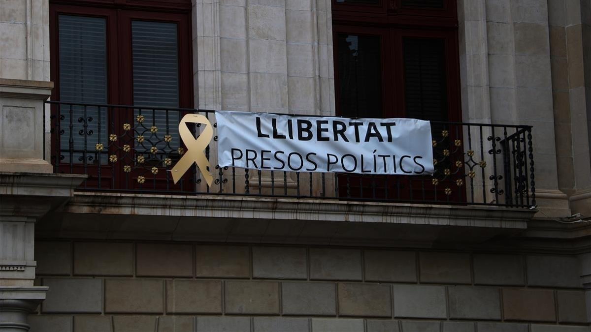 Pancarta en la fachada del Ayuntamiento de Reus repuesta después de que militantes de Ciudadanos la arrancaran. /-MAR ROVIRA (ACN)