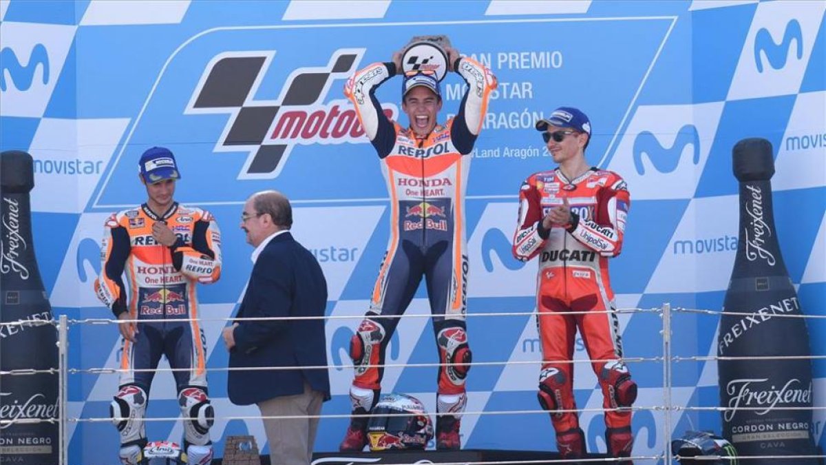 Pedrosa, junto a Lorenzo y el ganador Márquez en el pódium-ÁNGEL DE CASTRO
