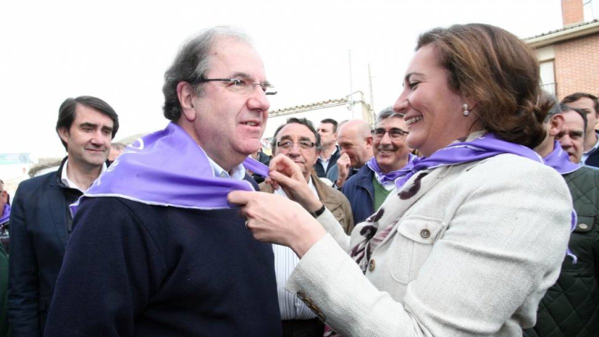 La presidenta de las Cortes coloca el pañuelo de Villalar a Herrera-ICAL