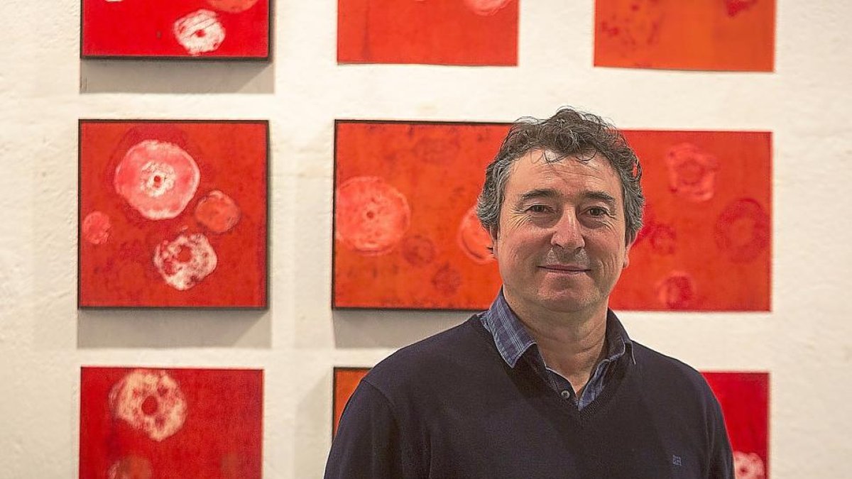 Julio Martínez posa junto a algunas de sus obras en La Maleta.-MIGUEL Á. SANTOS (PHOTOGENIC)