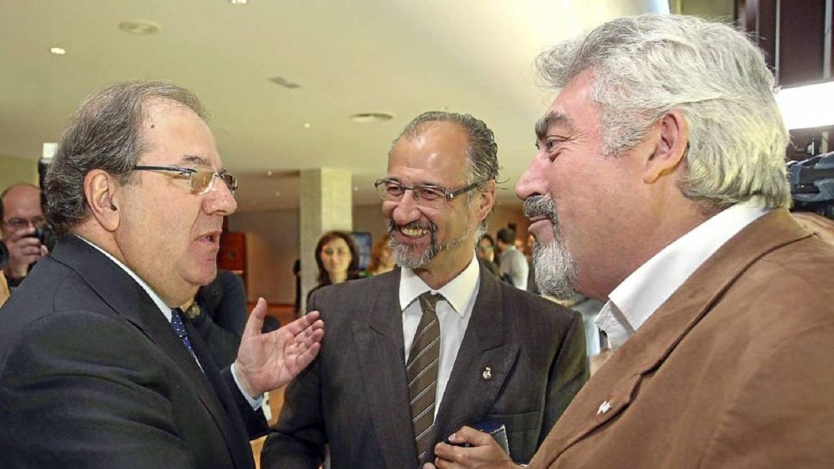 Juan Vicente Herrera, Luis Fuentes y José Ignacio Delgado, en un momento de la conversación tras el Pleno.-ICAL