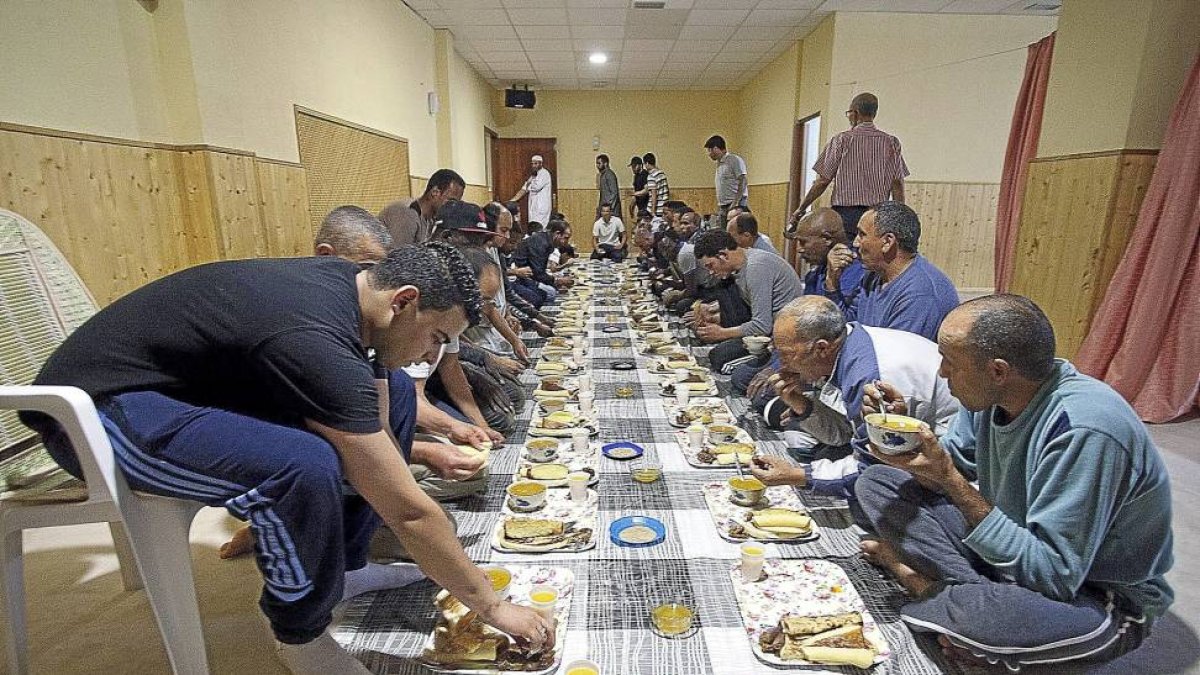 Fieles de la mezquita de Pajarillos se disponen a comer tras la oración de la noche y después de 17 horas de ayuno en una cena ofrecida por la Comunidad Islámica de Valladolid-José C. Castillo