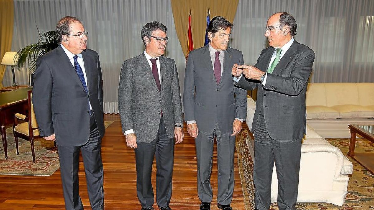 Juan Vicente Herrera, Álvaro Nadal, Javier Fernández e Ignacio Galán, instantes antes de la reunión en el Ministerio.-ICAL