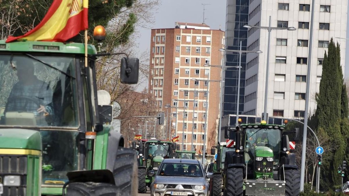 Tractorada en Valladolid en dirección a la sede de la Consejería de Agricultura. -PHOTOGENIC