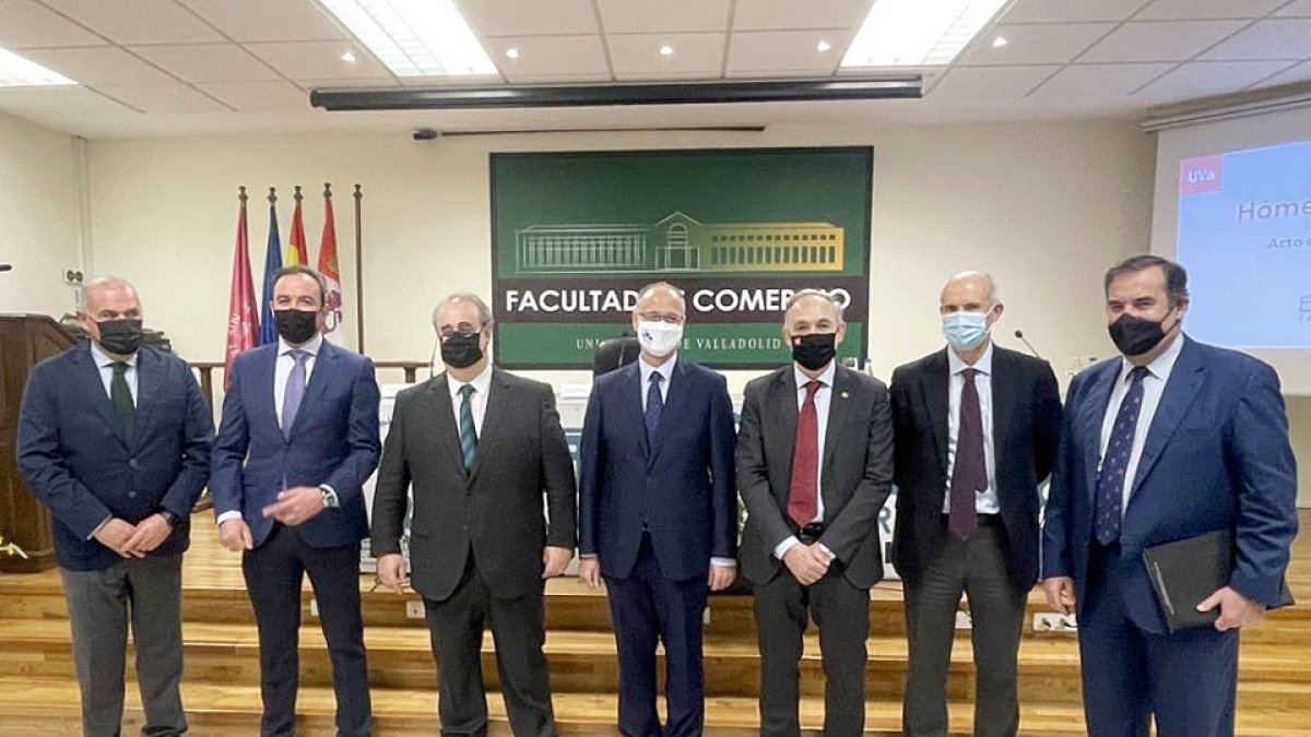 Asistentes a la apertura del aula 'El Corte Inglés' que la UVa abre en la Facultad de Comercio. - ICAL