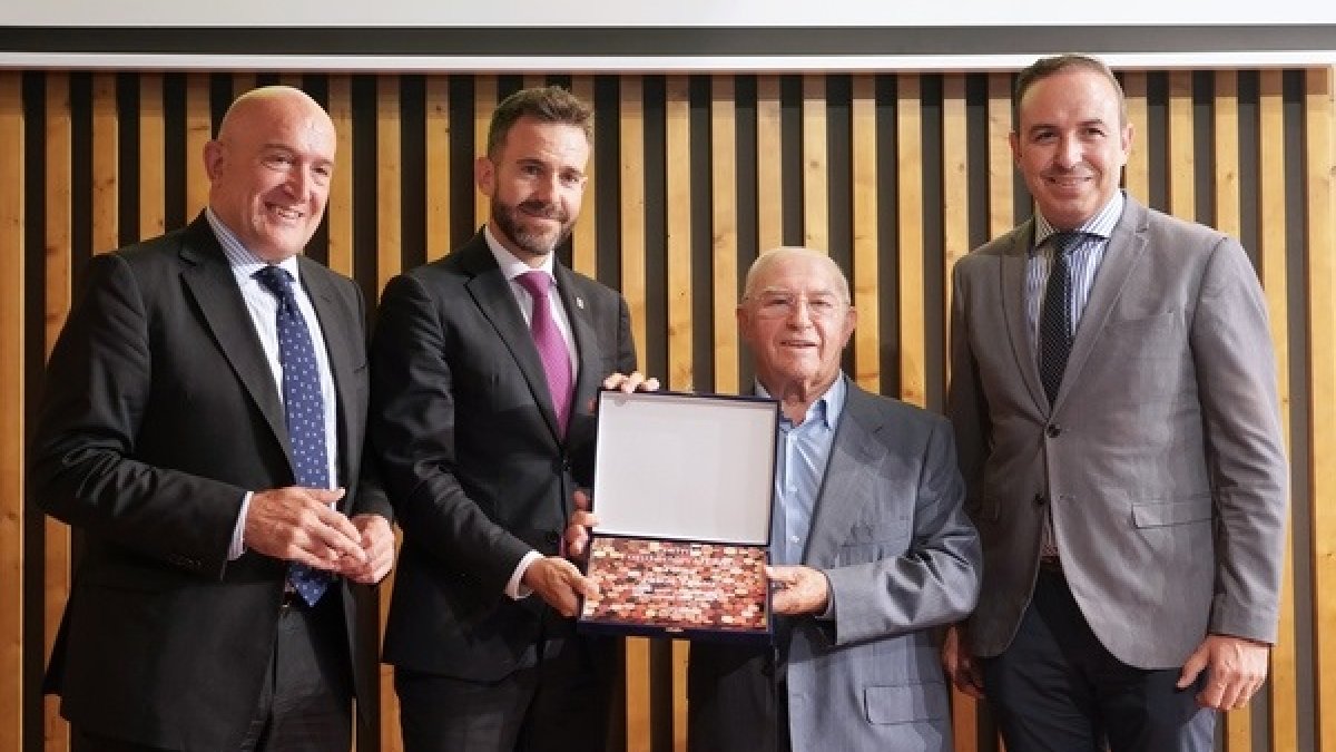 El Consejero de la Presidencia , Jesús Julio Carnero, asiste a la entrega del Premio Fundación UEMC al bodeguero Jesús Yllera por 'tod una vida dedicada al vino'. - ICAL