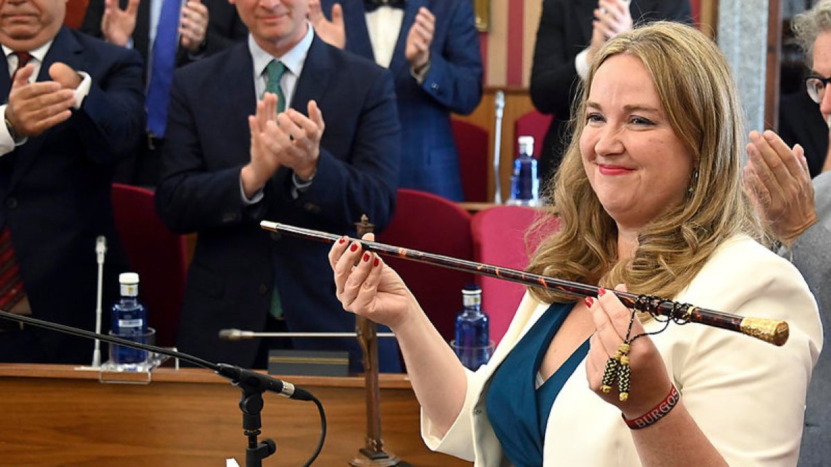 La alcaldesa de Burgos, Cristina Ayala, el pasado 17 de julio, con el bastón de mando en el Pleno de constitución del Ayuntamiento. ICAL
