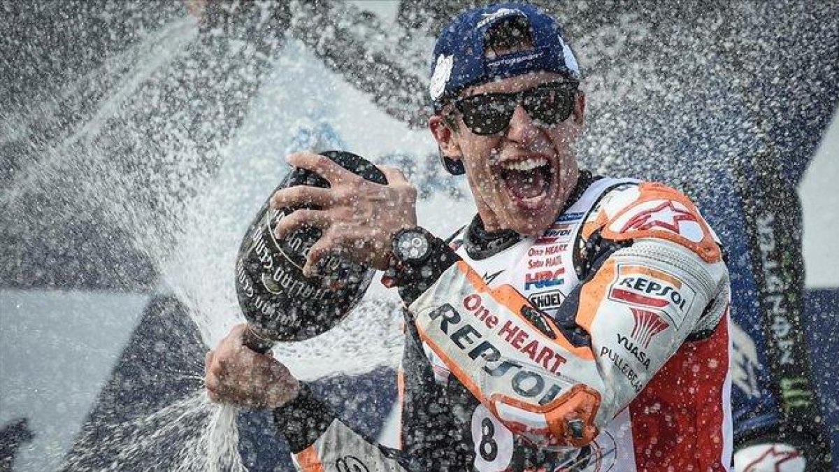 El catalán Marc Márquez (Honda) celebra, en el podio de Buriram, su octavo título.-AFP / LILLIAN SUWANRUMPHA