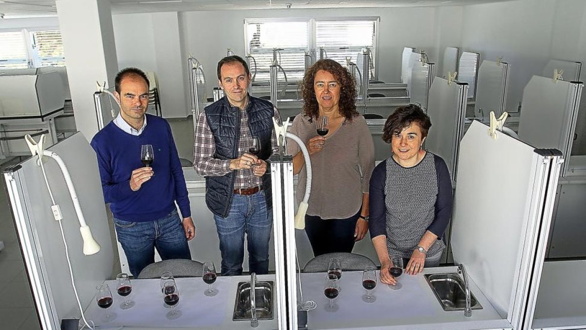 David Orden, José Manuel Rodriguez, Josefina Vila y Encarna Fernández en la sala de catas de la Escuela de Enología del Campus de Palencia-M. BRÁGIMO