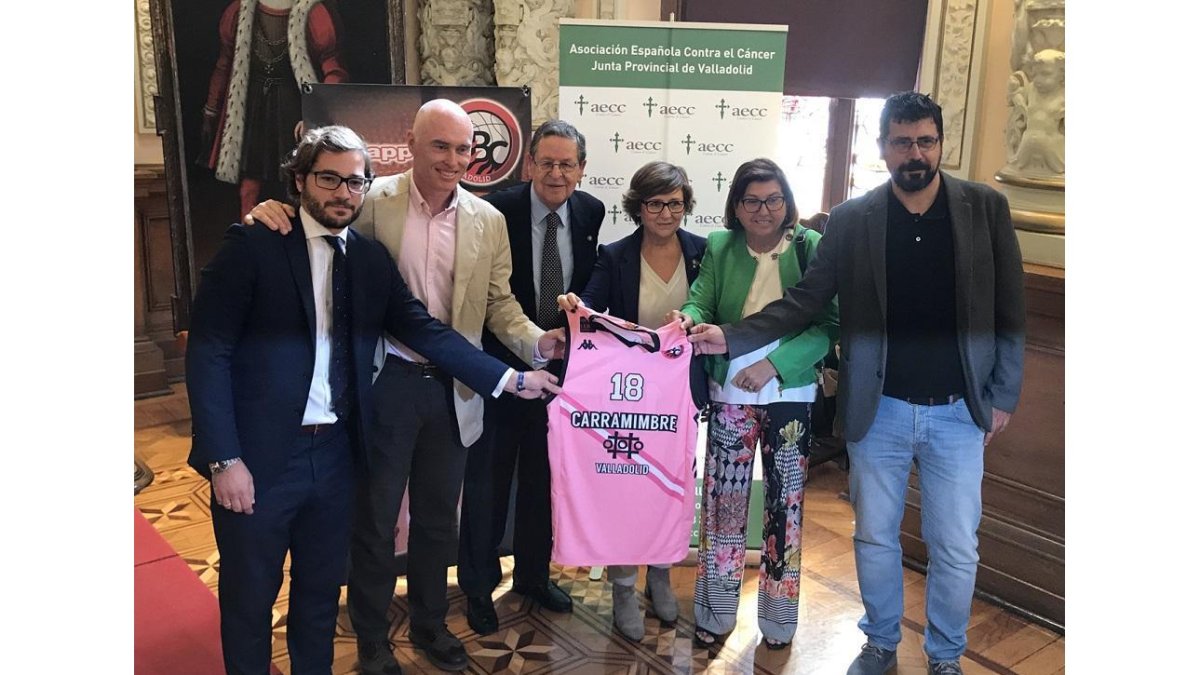 Nacho Pereda, Mike Hansen, Francisco Javier Arroyo, María Victoria Soto y Alberto Bustos, con la ‘armadura’ rosa.-G. V.
