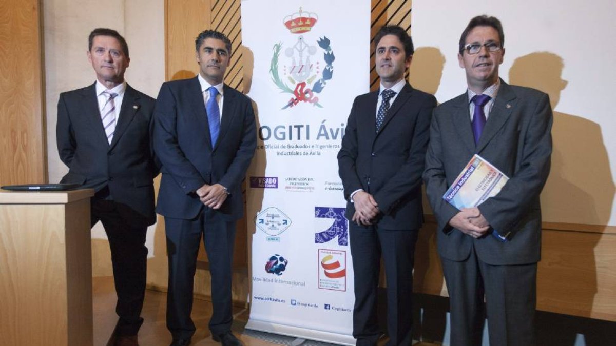El presidente del Consejo General de Ingenieros Técnicos Industriales de España, José Antonio Galdón (2d); el teniente de alcalde del Ayuntamiento de Ávila, Alberto Plaza (2i), y dos de los ponentes, Argimiro Gómez (i), y Fernando Martín (d)-Efe