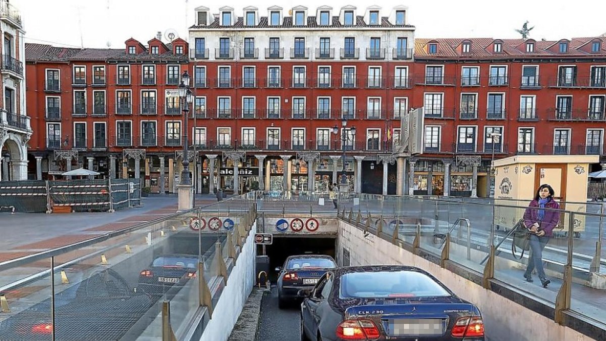 Entrada al parking de la Plaza Mayor.- E. M.