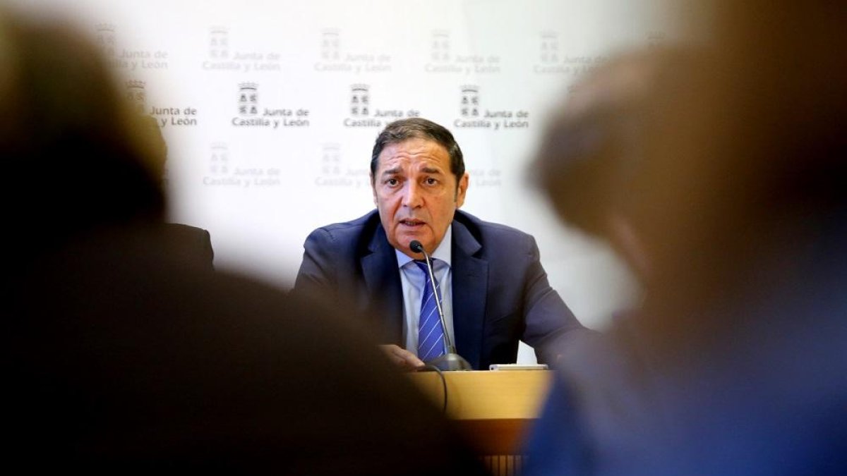 Antonio María Sáez informa sobre el anteproyecto de decreto ley sobre medidas urgentes en materia de sanidad.-ICAL