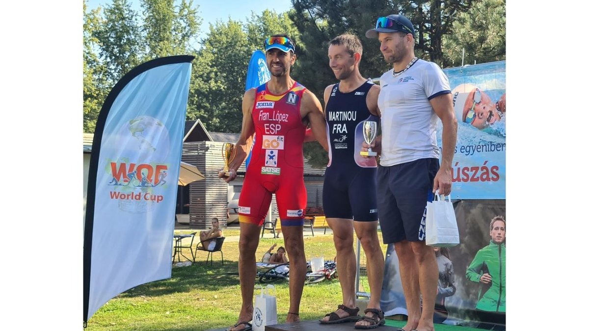 Fran López en el podio en el Mundial de Cuadriatlón. / EM