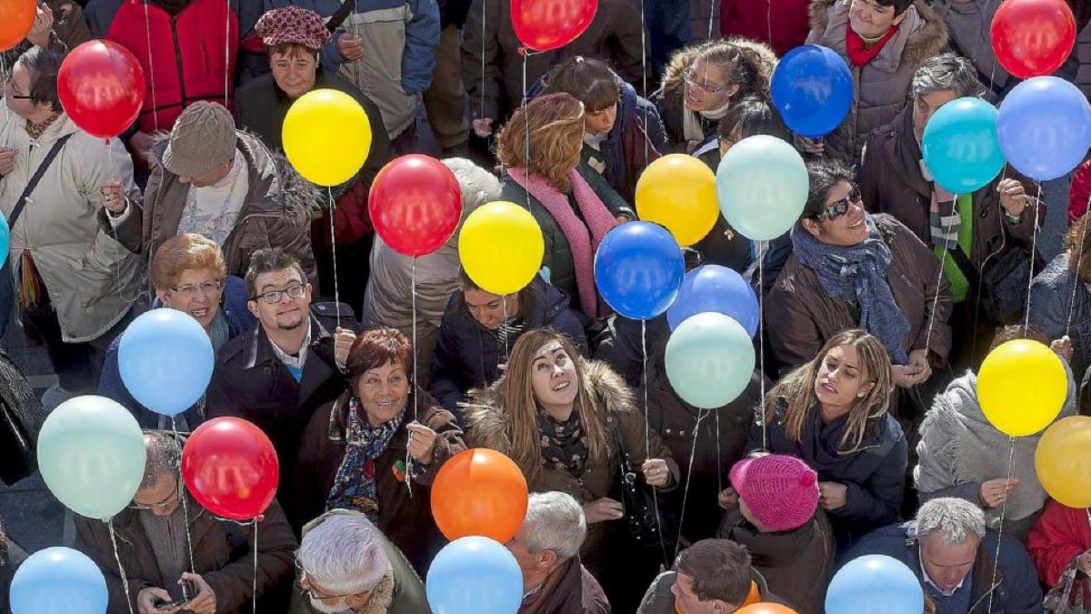 Suelta de globos de helio para expresar la suma de personas y de diversidades-Pablo Requejo