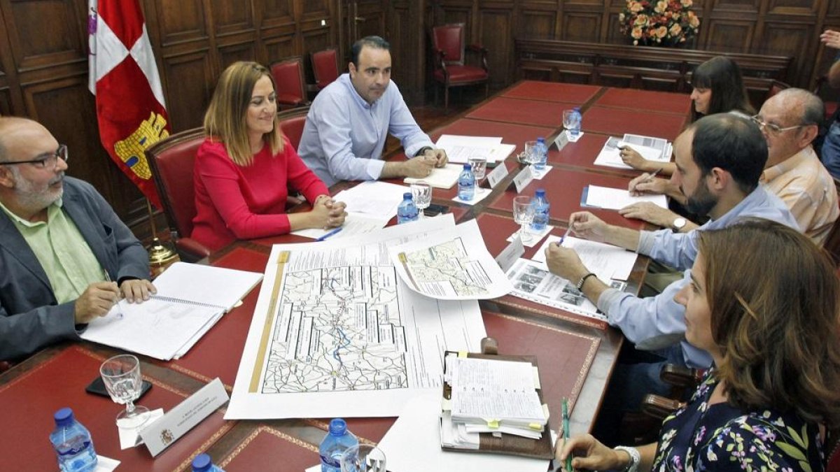 Latorre, Barcones, Celorrio, a la izquierda, departen con Fernández, Muñoz, Sanz y García, de Soria Ya.-MARIO TEJEDOR