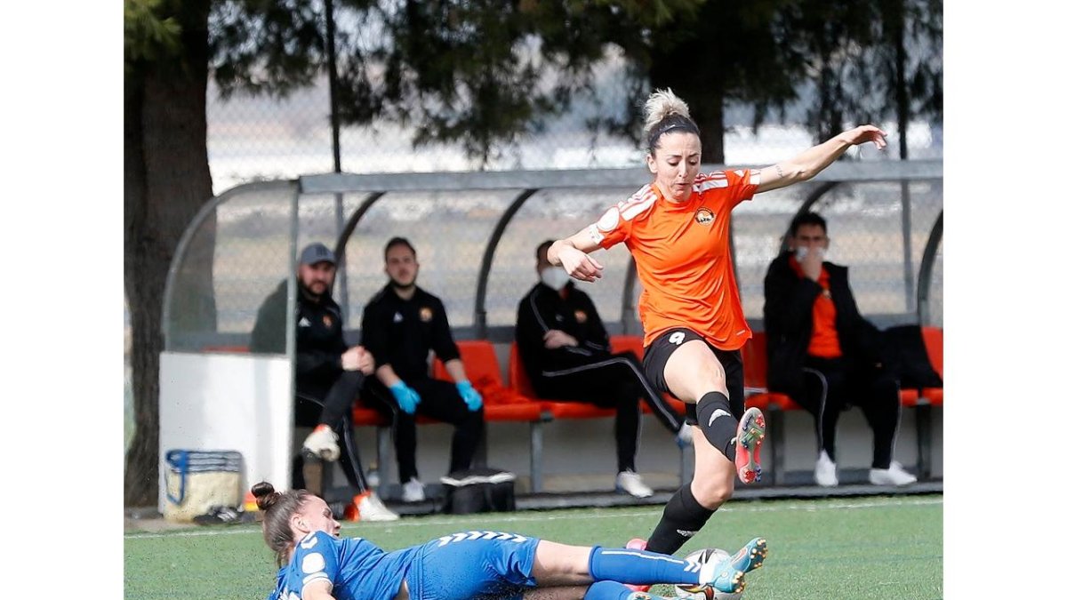 Sara Buitrago trata de evitar la entrada de una rival. / PHOTOGENIC
