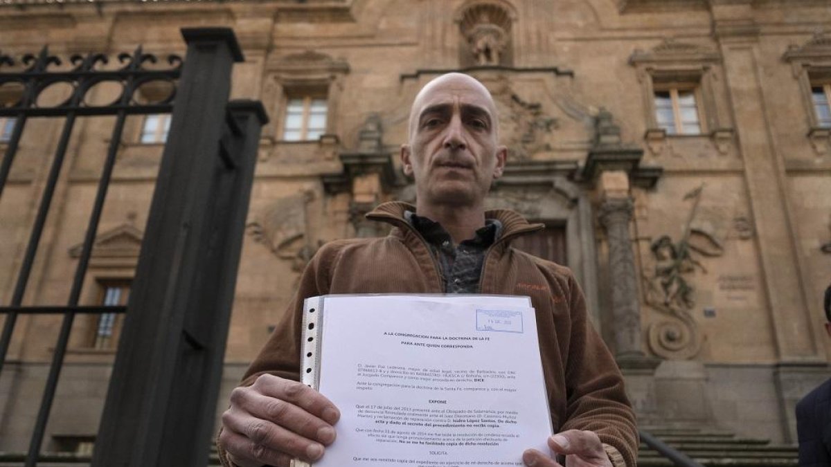 Javier Paz muestra su petición frente a la puerta de la Casa de la Iglesia en Salamanca.-ENRIQUE CARRASCAL