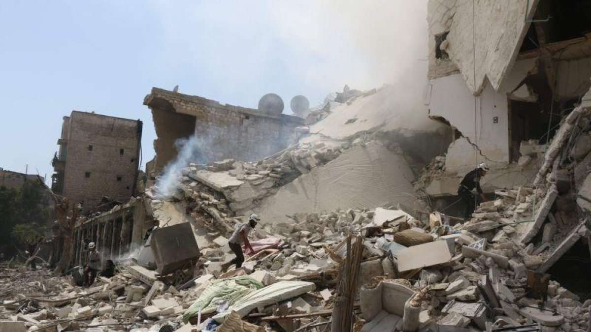 Así ha quedado el edificio donde se celebraba la ceremonia previa a un funeral y que ha sido alcanzado por barriles bomba arrojados desde helicópteros.-THAER MOHAMMED / AFP