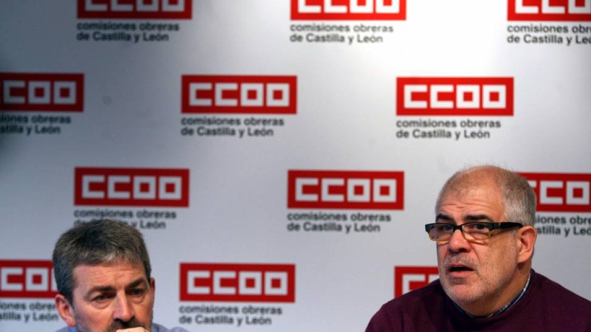 El secretario regional de Estudios y Asesoramiento Jurídico de CCOO, Carlos Castedo (D), y el secretario de Comunicación del sindicato, Luis Fernández Gamazo (I)-Ical