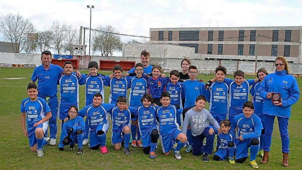 La plantilla y el cuerpo técnico del Medina Rugby posa en las instalaciones municipales de Medina del Campo.-EL MUNDO