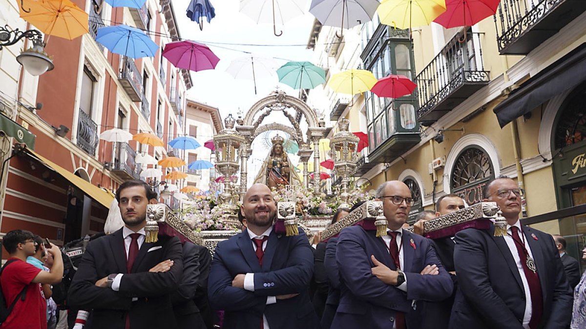 Procesi� misa solemne en honor a Nuestra Se� de San Lorenzo, patrona de la ciudad de Valladolid. A las 10.30 horas, el alcalde, Jes�lio Carnero, participa en la procesi�que parte de la Iglesia de San Lorenzo (Solo gr�cos). Posteriormente, a las 12 horas, asiste a la misa en la Catedral, junto al vicepresidente de la Junta, Juan Garc�Gallardo y el presidente de las Cortes, Carlos Poll�(Solo gr�cos).