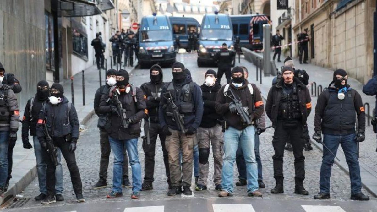 uerzas de seguridad cierran el paso en una calle de París.-AFP / ZAKARIA ABDELKAFI