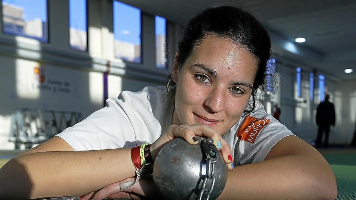 Maríví Álvarez posa con su peso en las instalaciones de Río Esgueva.-J.M. LOSTAU