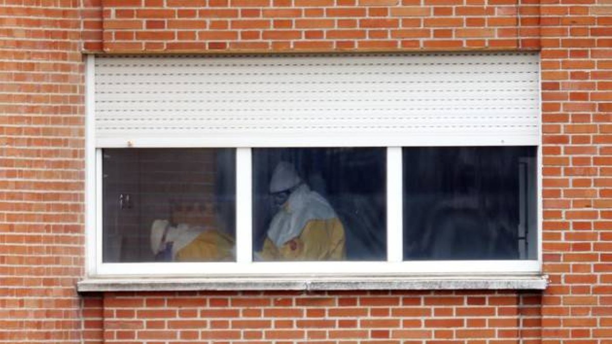 Personal médico protegido atendiendo a Teresa Romero en el hospital Carlos III.-