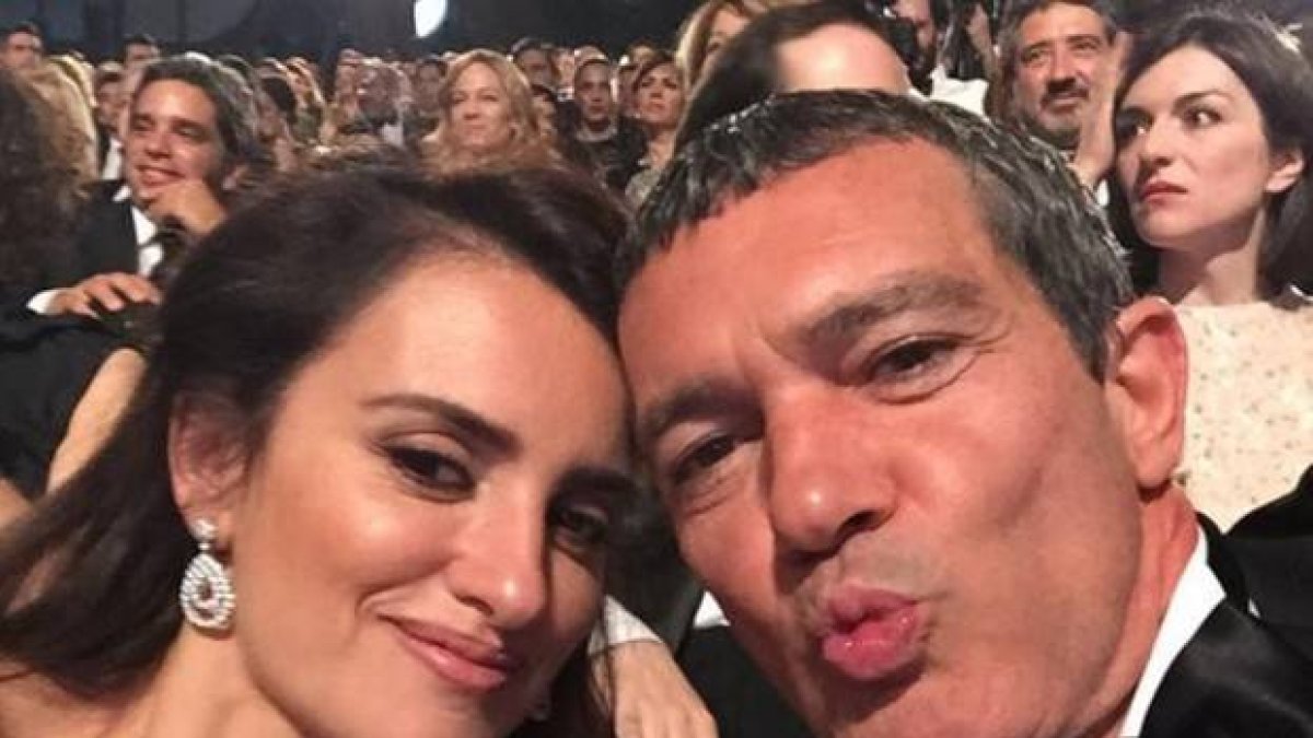 Selfi de Antonio Banderas con Penélope Cruz, dos de los protagonistas de la gala de los premios Goya 2015.-Foto: ANTONIO BANDERAS / TWITTER