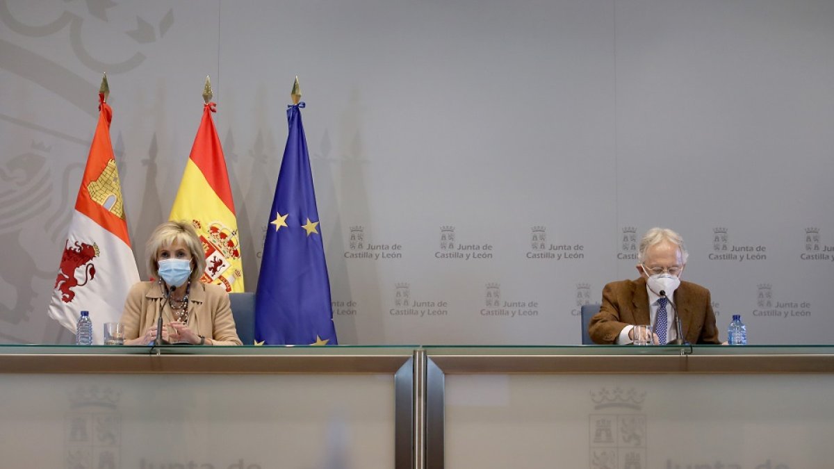 La consejera Casado junto al doctor Blanco Varela, responsable de críticos a nivel regional.