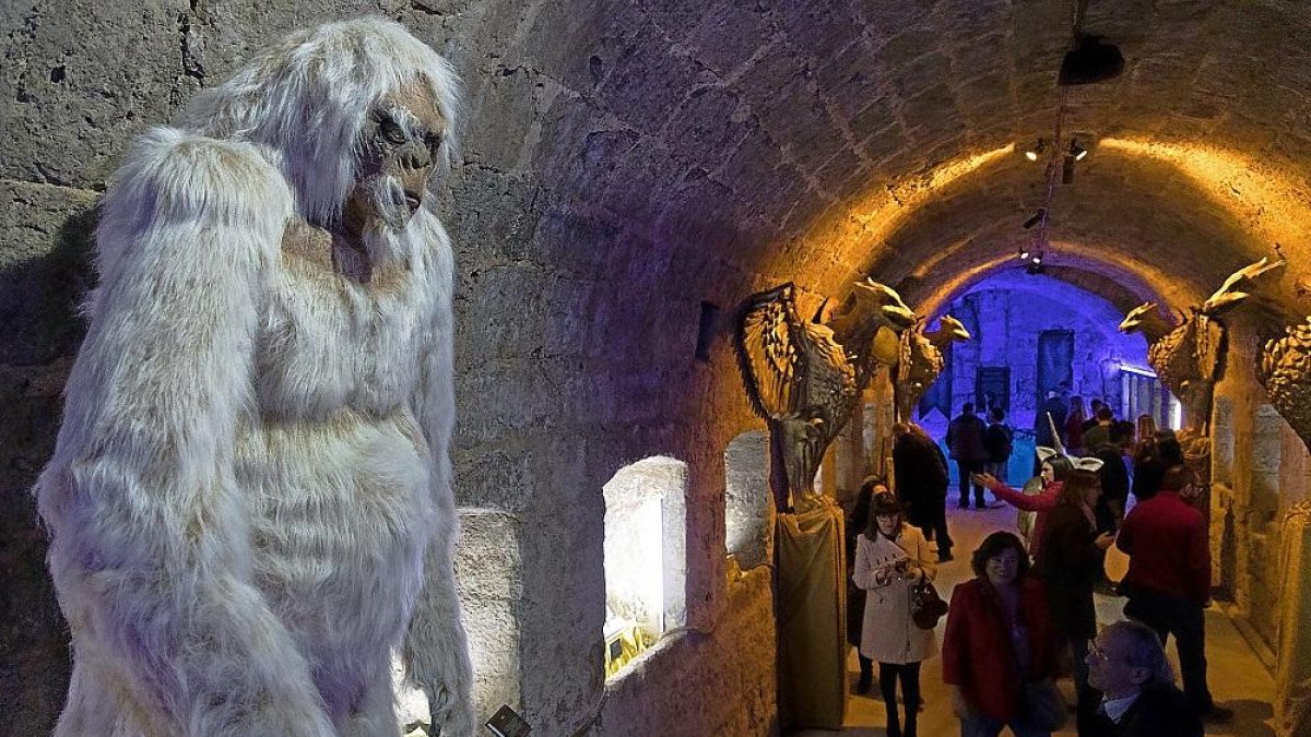 Un Yeti gigante da la bienvenida dentro de la sala de ‘Criptozoología’ del castillo, donde también está la sirena atrapada.-NURIA MONGIL / PHOTOGENIC