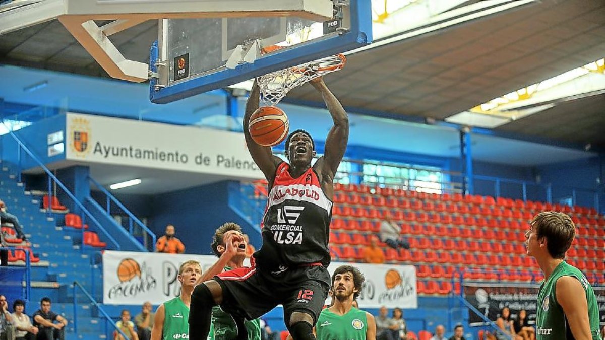 el pçívot del Ciomercial Ulsa Boubacar Sidibe machaca el aro ayer en Palencia ante el Carrefour Ávila.-EL MUNDO