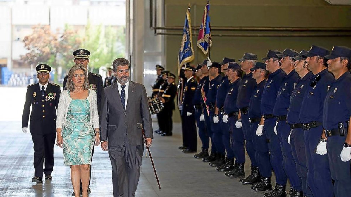 La delegada del Gobierno María José Salgueiro acompañada por Ignacio Cosidó, accede al pabellón 1 de la Feria de Valladolid donde se celebró el Día de la Policía 2016. -ICAL