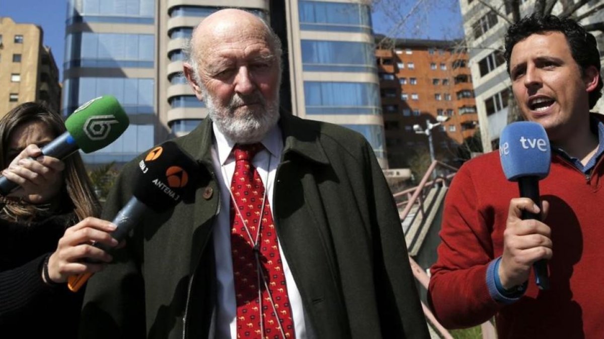 El exjefe de la Casa del Rey Alberto Aza, a su salida de la Audiencia Nacional, donde ha acudido para declarar por videoconferencia en el juicio del 'caso Nóos'.-EFE / MARISCAL