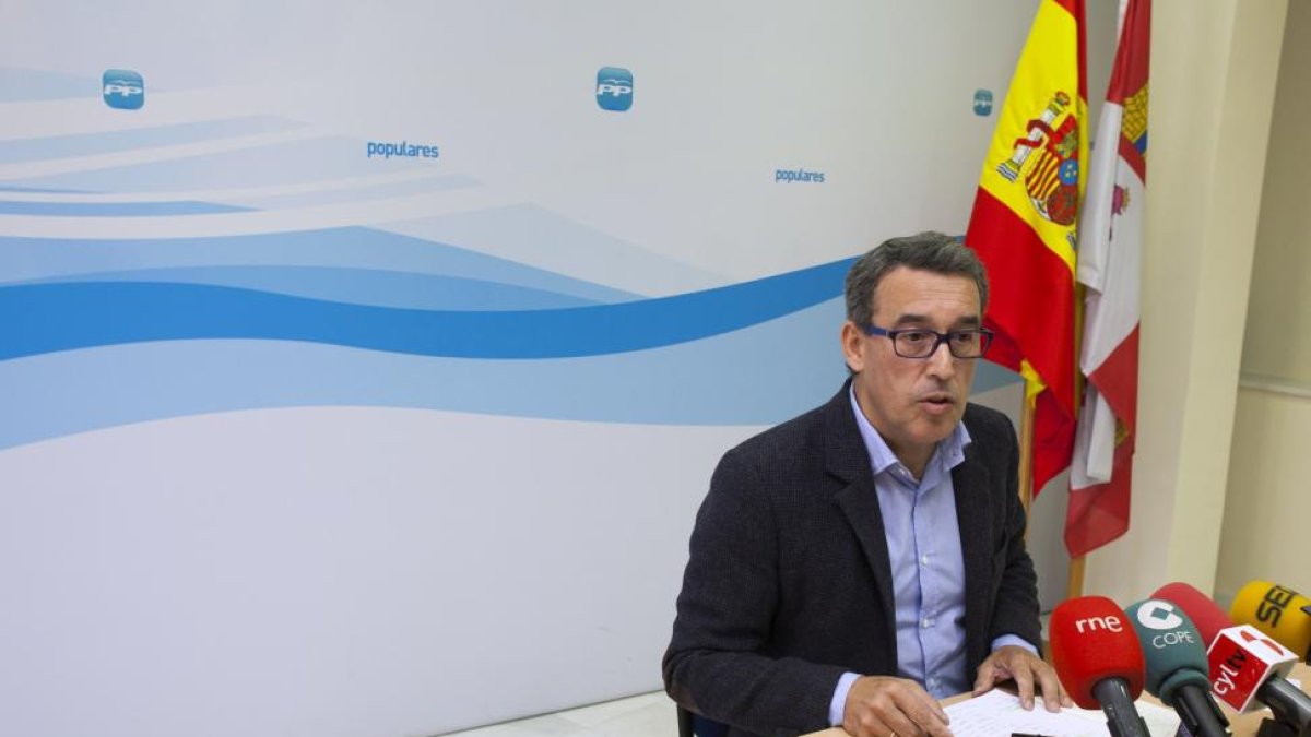El presidente del Partido Popular de Ávila y senador, Antolín Sanz, comparece ante los medios de comunicación abulenses para tratar temas de interés-Ical