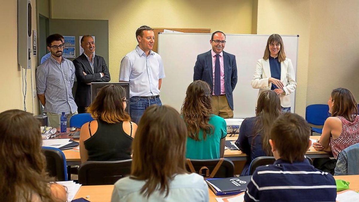 Victor Alonso y Ángela de Miguel exponen el proyecto a los 15 jóvenes seleccionados.-E. M.