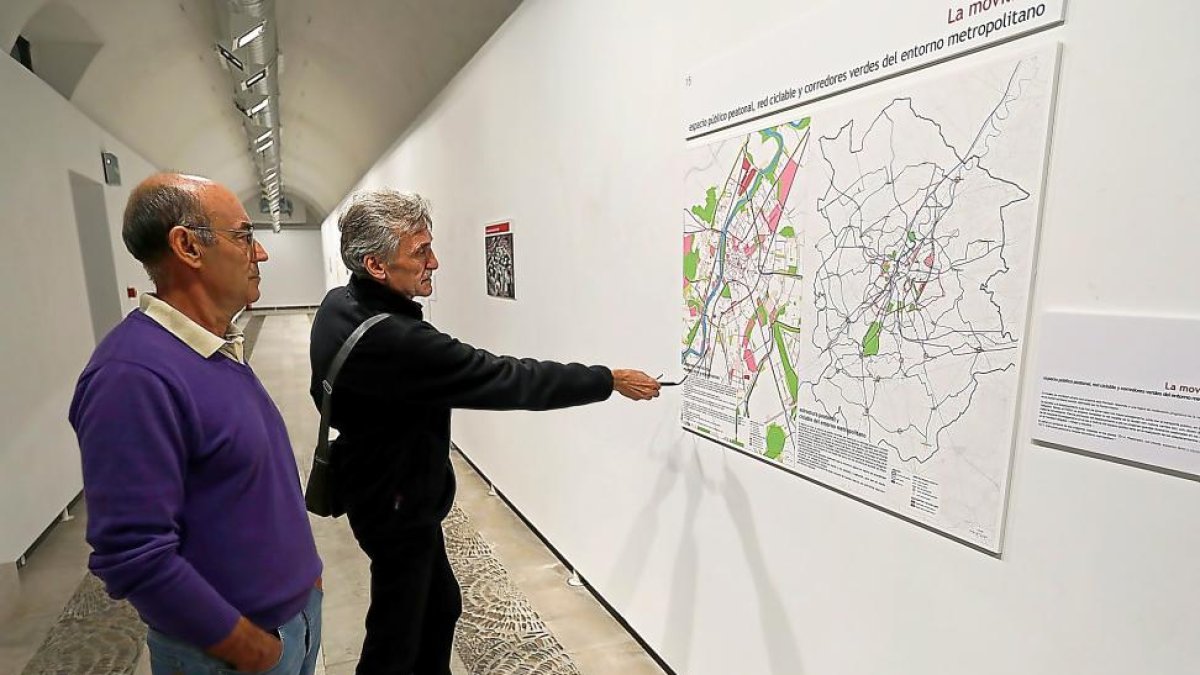 Los paneles del PGOU sin soterramiento continúan expuestos en San Benito.-J. M. LOSTAU
