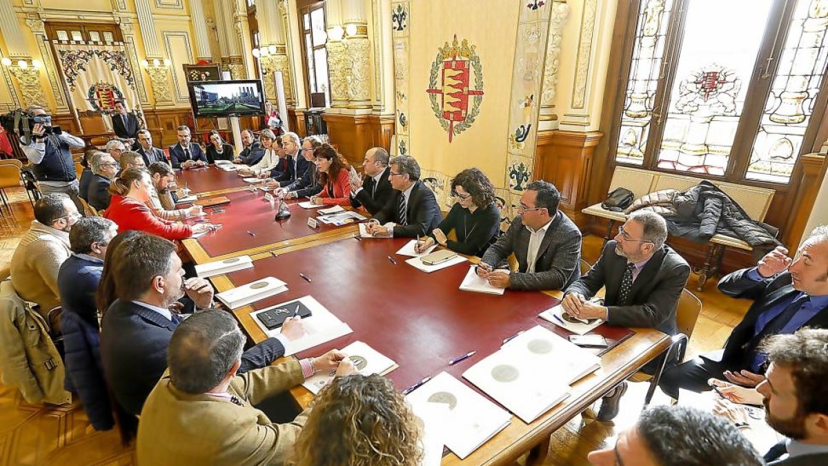 Los participantes en la reunión previa al Concurso de Bruselas, ayer, en el salón de convenciones del edificio consistorial.-J. M. LOSTAU