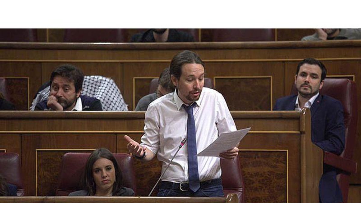Iglesias hace un 'copy-paste' en el Congreso de las preguntas de Évole a Rajoy.-DAVID CASTRO / SERGIO LAINZ