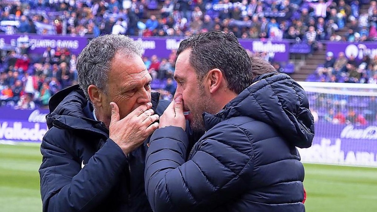 Caparrós y Sergio, que coincidieron en el Deportivo, hablan antes del comienzo del partido.-MIGUEL ÁNGEL SANTOS