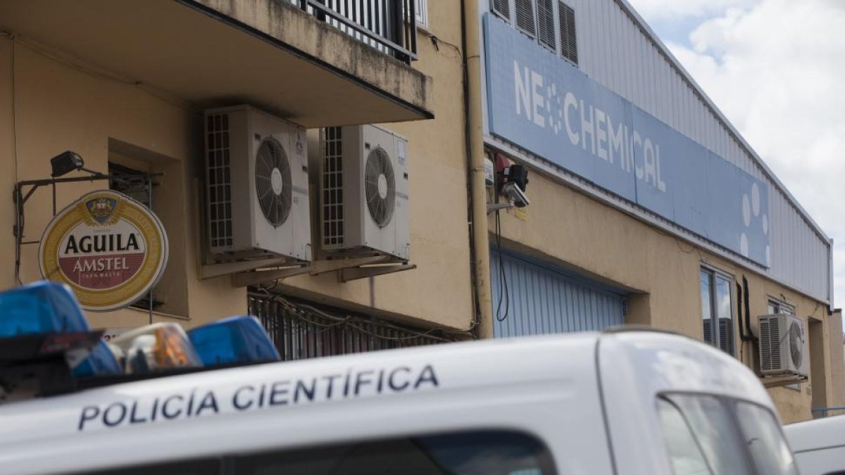 Una persona ha resultado herida de diversa consideración al producirse una explosión de una tubería en una industria situada en la calle Río Duero del polígono de Las Hervencias de Ávila.-ICAL
