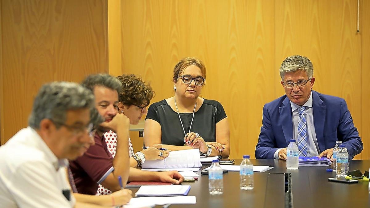 El gerente regional de Sacyl, Rafael López, se reúne con el comite de huelga de Simecal.-ICAL