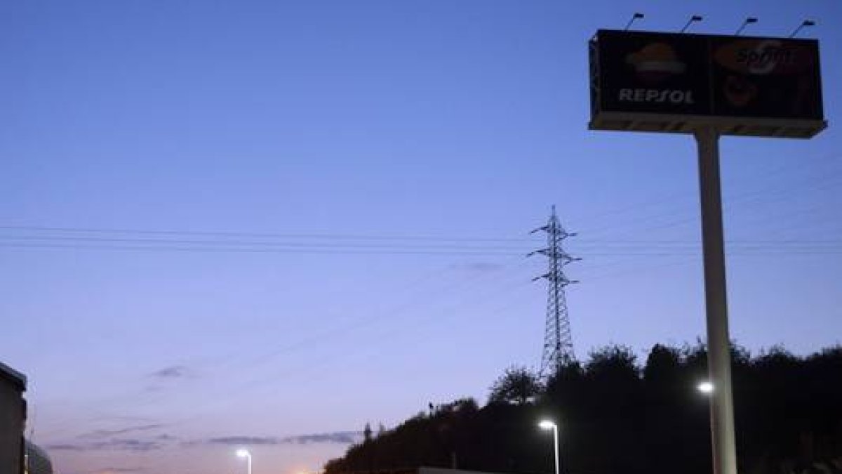 Camión frigorífico (derecha) en el que han sido encontrados tres refugiados sirios en Hernani-EFE