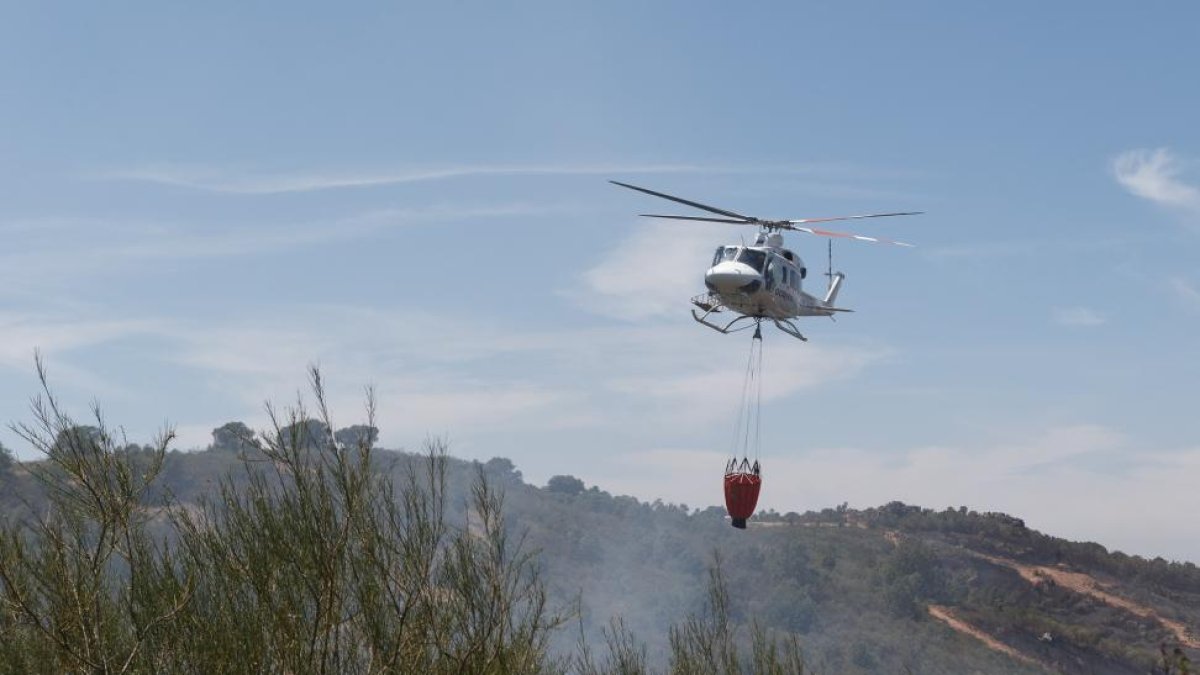 Un helicóptero realiza labores de extinción en un incendio en Zamora.-ICAL