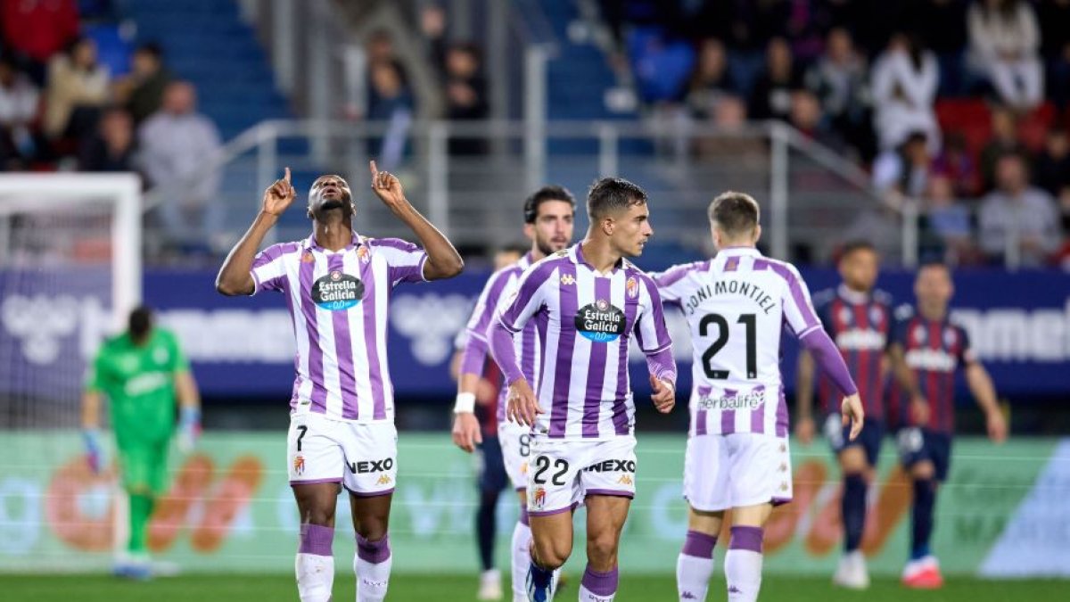 Sylla celebra uno de los goles del Real Valladolid en la primera vuelta. / LALIGA
