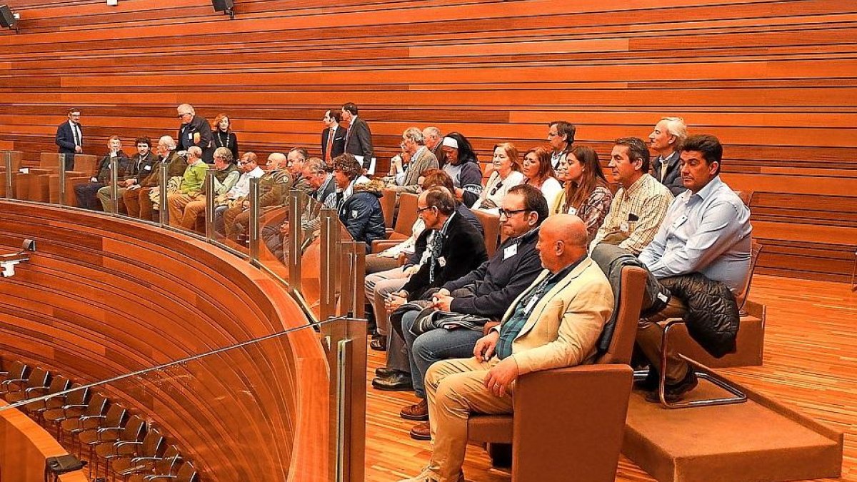 Un grupo de cazadores entró en el hemiciclo momentos antes de la votación.-LEONARDO DE LA FUENTE