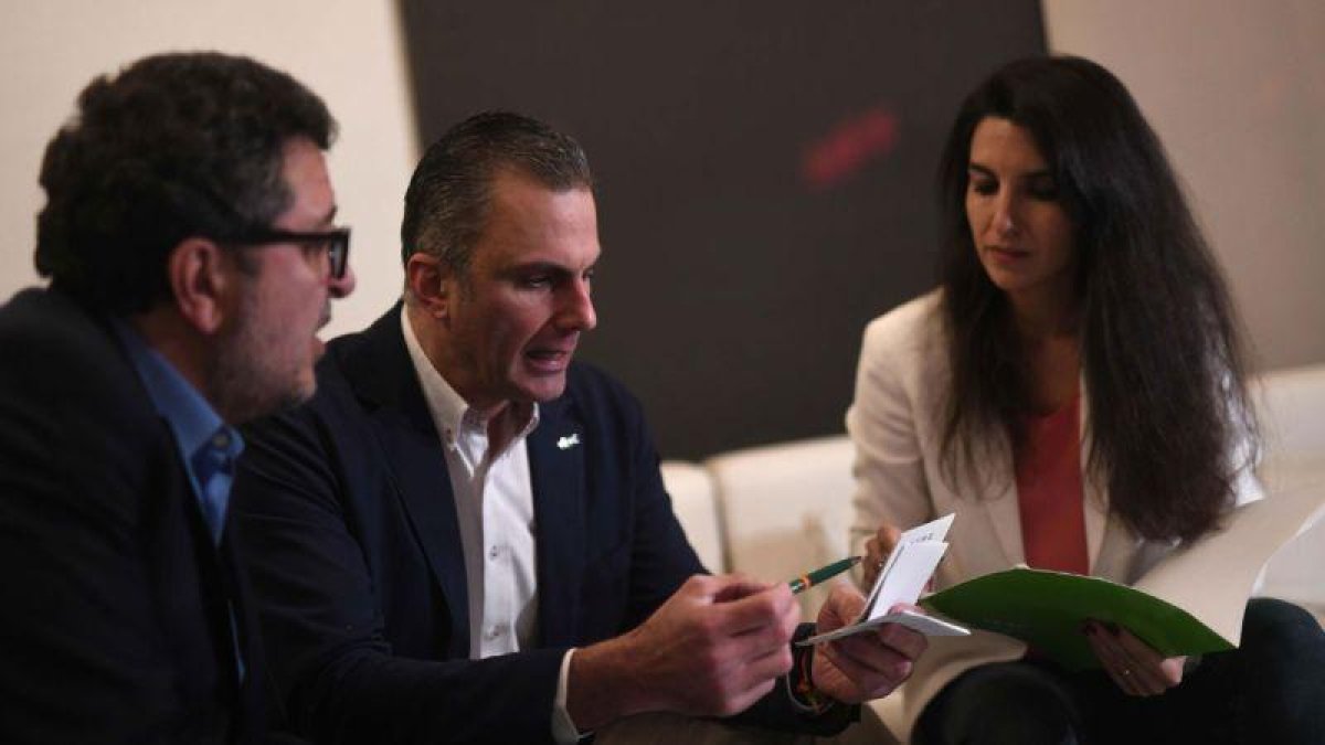 Así es VOX, el partido que irrumpe en el tablero político de España. En la foto, el candidato de VOX a la Presidencia de la Junta de Andalucía, Francisco Serrano, acompanado del secretario general  Javier Ortega y la portavoz del Comité Electoral de VOX,-RAFAEL ALCAIDE (EFE)