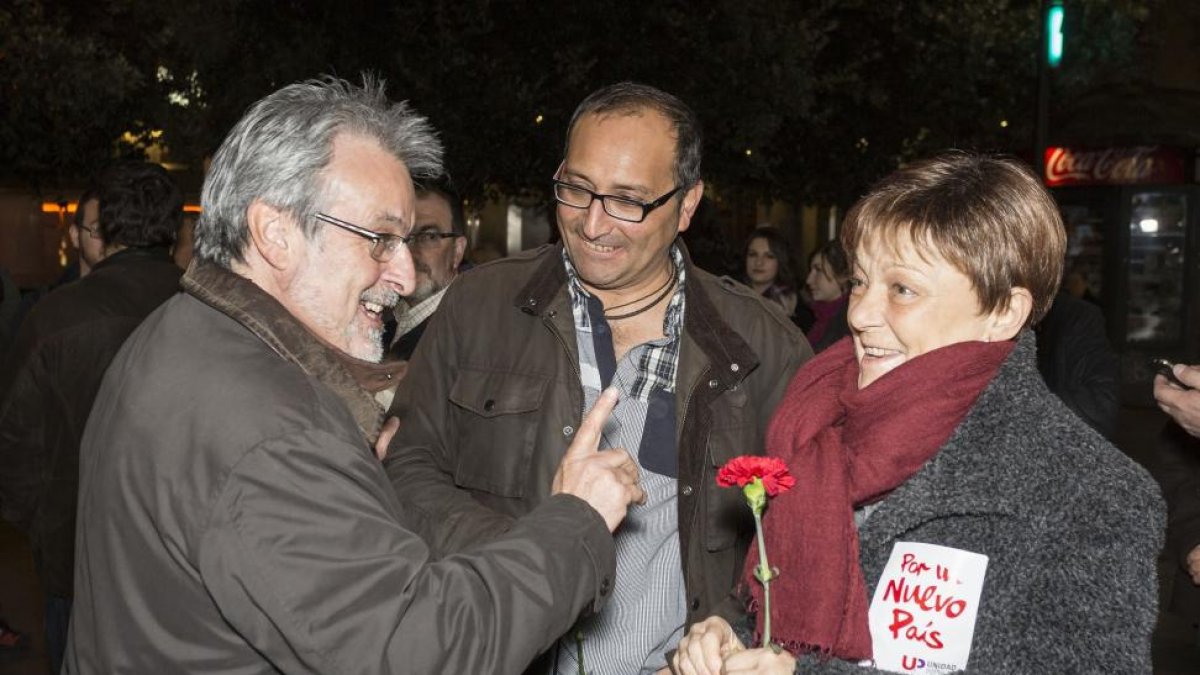 Los candidatos a Congreso y Senado por Valladolid, Francisco de la Rosa, y Doris Benegas, y el coordinador autonómico, José María González, participan en el acto electoral de cierre de campaña de IU-Unidad Popular-Ical